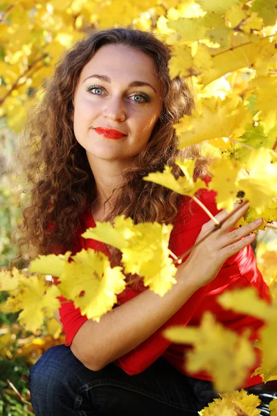 Girl with curly hair in yellow grape vineyard, autumn time — Stock Photo, Image