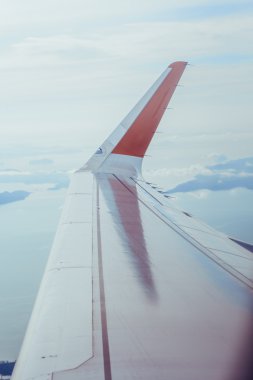 Bulutların üzerinde uçan bir uçağın kanadı