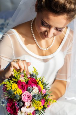 Güzel düğün buketi Gelinin ellerinde