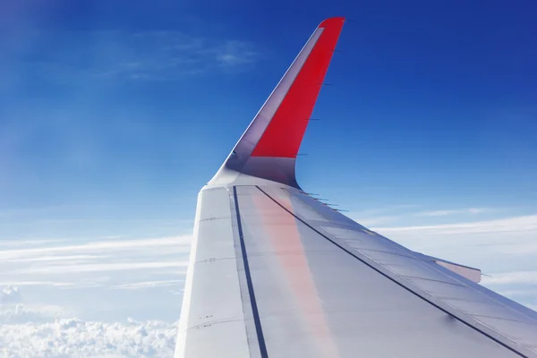 Ala de un avión volando en el cielo azul —  Fotos de Stock