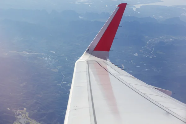 Крыло самолета, летящего в голубом небе — стоковое фото