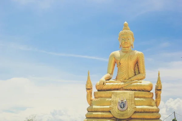 Buddha-Statue in Thailand über blauem Himmel — Stockfoto