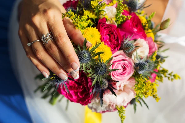 El ramo hermoso de boda en las manos de la novia — Foto de Stock