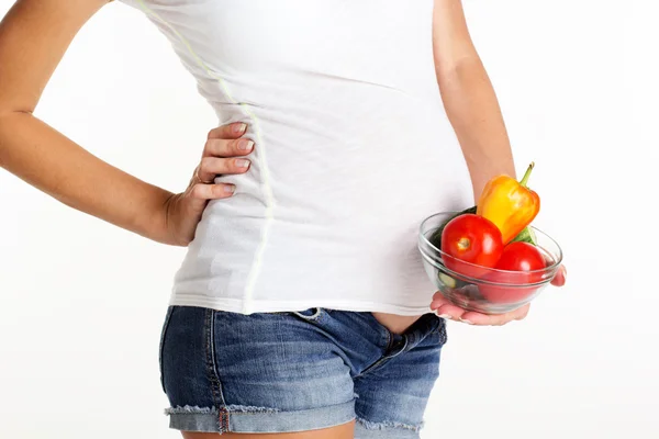 Dziewczyny w ciąży jest przytrzymanie płyta z warzywami — Zdjęcie stockowe
