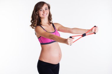 Hamile kadın lastik bant ile Pilates yapıyor