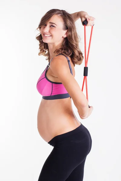 Kobieta w ciąży robi pilates z gumką — Zdjęcie stockowe