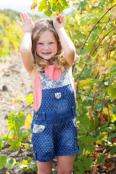 Niña divirtiéndose en el jardín de uvas —  Fotos de Stock