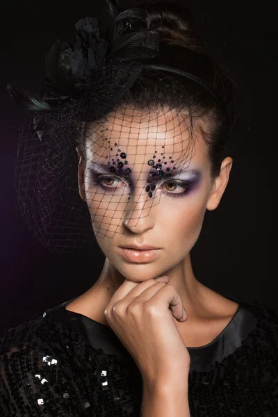 Ansikte av flicka med mode makeup under slöja — Stockfoto