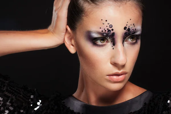 Ritratto di ragazza con trucco creativo di moda — Foto Stock