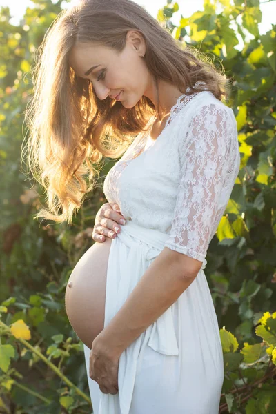 Zwanger vrouw houden haar buik — Stockfoto