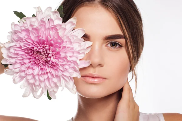 Mooi meisje met chrysant bloem op halve gezicht — Stockfoto