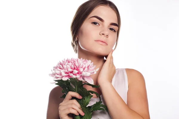 Jong meisje met chrysant bloem in de buurt van gezicht — Stockfoto