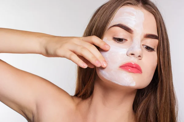 Bellezza donne ottenere argilla maschera viso, concetto di spa — Foto Stock