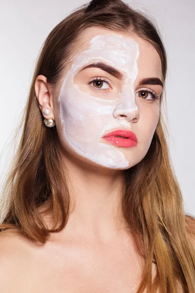 Bellezza ragazza ottenere argilla maschera facciale, concetto di spa — Foto Stock