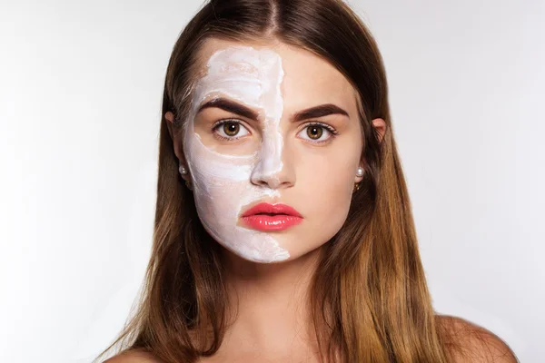 Bellezza ragazza ottenere argilla maschera facciale, concetto di spa — Foto Stock