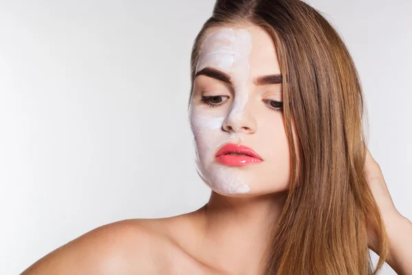 Bellezza donne ottenere argilla maschera viso, concetto di spa — Foto Stock