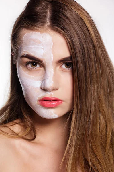 Bella ragazza con impacco viso in argilla bianca, concetto di spa — Foto Stock
