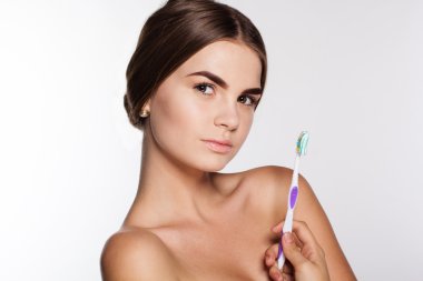 Diş macunu ve üzerinde beyaz izole fırça ile kız