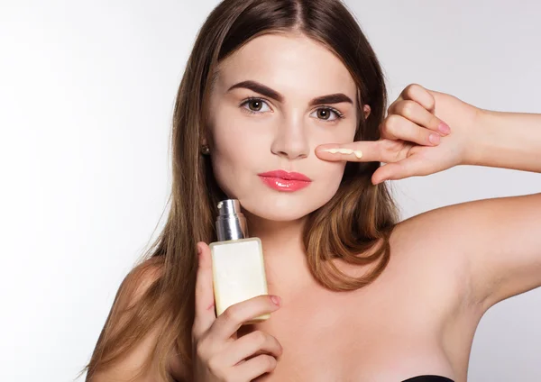 Young girl is holding jar with moisturizing cream — Stockfoto