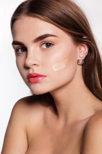 Girl with perfect skin and moisturizing cream — Stock Fotó