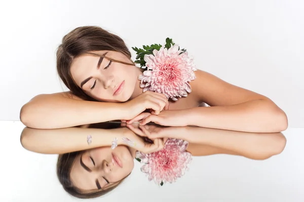 Reflection of girl with chrysanthemum flower — ストック写真