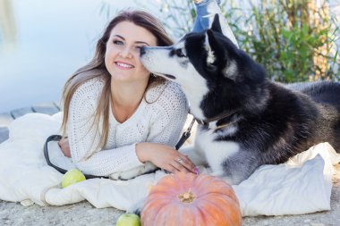 Kız ve onun husky köpek Nehri yakınında yalan