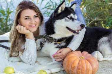 Kız açık havada husky köpeğini sarılma