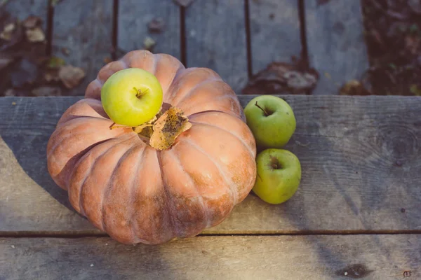 Pumpkin and green apples in autumn outdoors — Stock Photo, Image