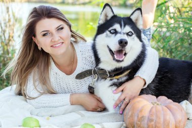 Mutlu kız açık havada husky köpeğini sarılma