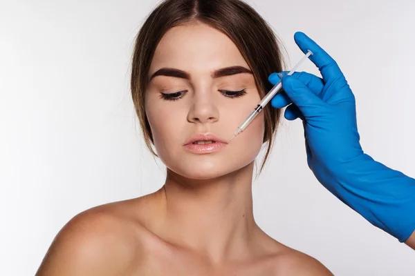 Injection d'acide hyaluronique pour les lèvres des filles — Photo