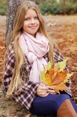 Akçaağaç torbası ile sevimli gülümseyen kız bırakır