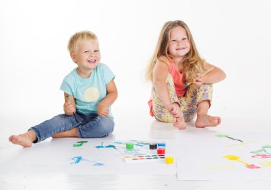 İki childs aquarelle boyalar tarafından çizim