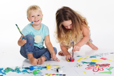 Erkek ve kız aquarelle boyalar tarafından beyaz kağıt üzerine çizim