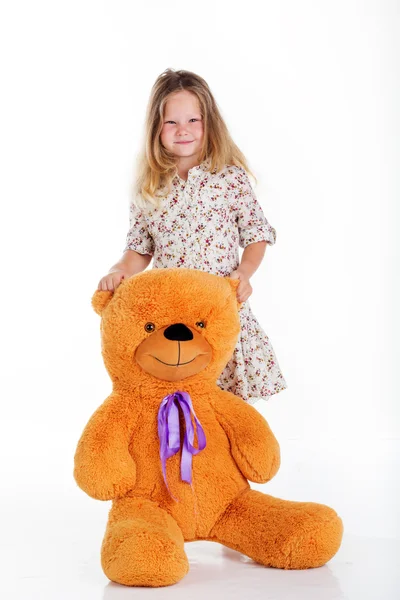 Mädchen hält ihren Teddybär — Stockfoto