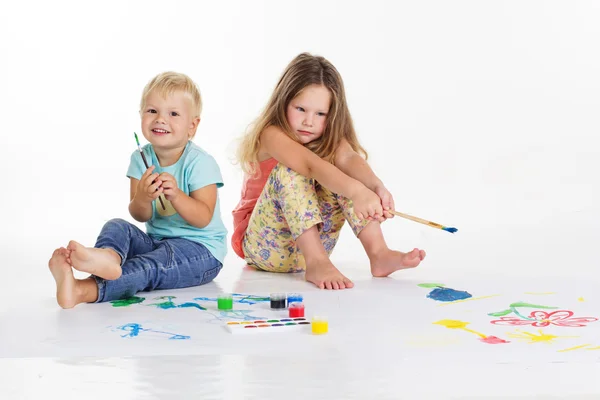 Zwei Kinder malen Bilder mit Farben — Stockfoto