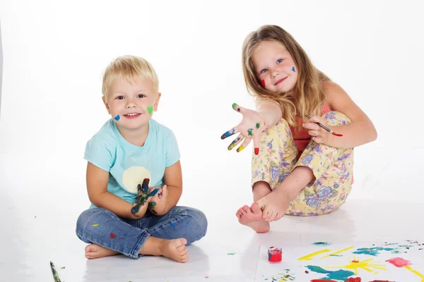 Menino e menina estão desenhando imagens por mãos — Fotografia de Stock