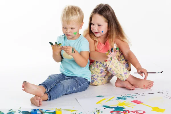 Два ребенка рисуют акварельными красками — стоковое фото