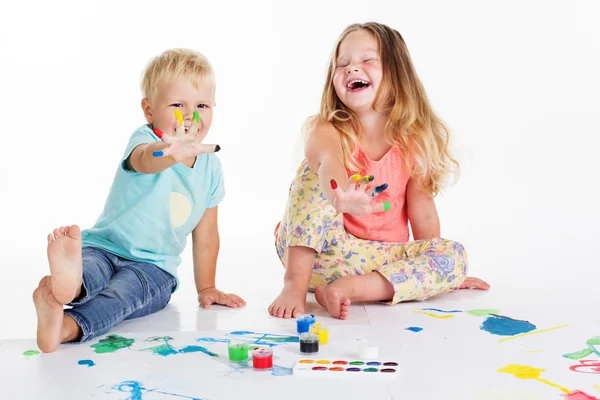 Deux enfants dessinent par aquarelle peintures sur blanc — Photo