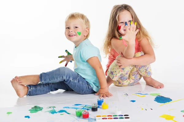 Dos niños dibujan pinturas acuarelas sobre papel blanco — Foto de Stock