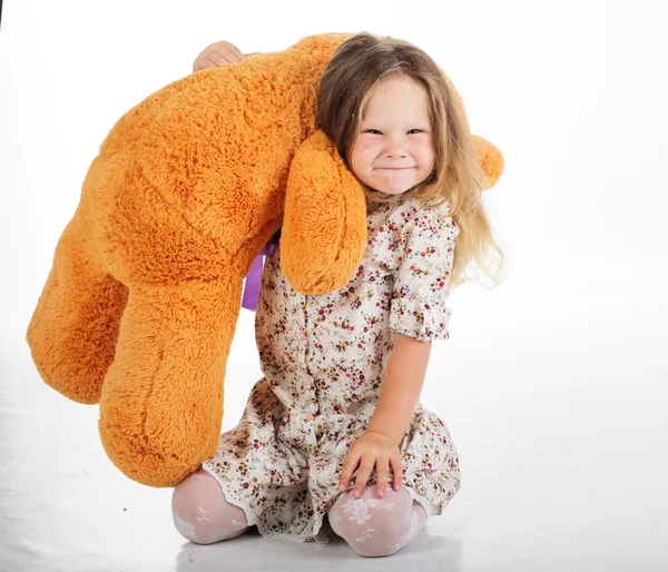 Dítě dívka s velkým hnědý medvídek, studio — Stock fotografie
