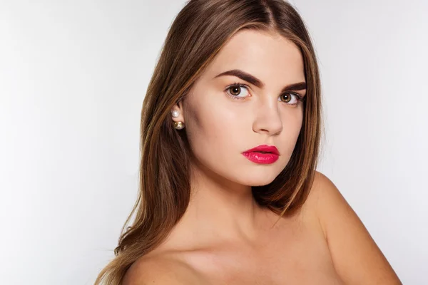 Rostro de chica con piel perfecta y labios rojos — Foto de Stock