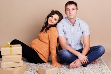 Mutlu gülümseyen çift studio poz olan