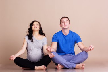Yoga yaparken sevgilisi ile hamile kız
