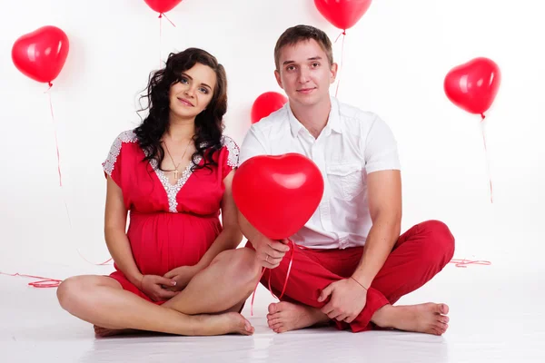 Junges Paar schwangere Mutter und glücklicher Vater isoliert auf weiß — Stockfoto
