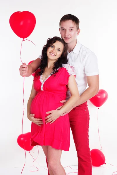 Ευτυχισμένο ζευγάρι με καρδιά σχήμα μπαλόνια — Φωτογραφία Αρχείου
