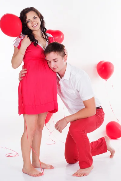 Casal feliz com balões em forma de coração — Fotografia de Stock