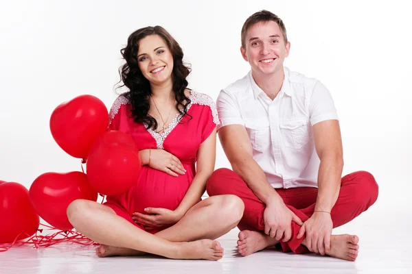 Šťastný pár s červeným srdcem tvarování balónků — Stock fotografie