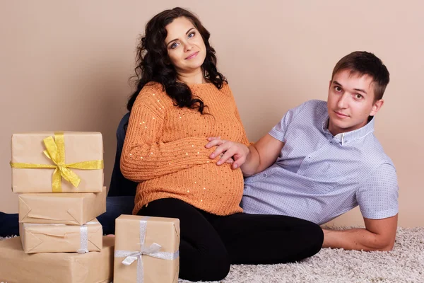 Happy smiling couple with gift boxes — Stock Photo, Image