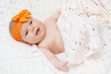 Yeni doğan bebek kız turuncu kurdele ile