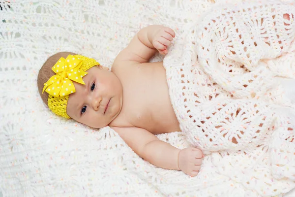 Zwei Monate altes Mädchen mit gelber Schleife — Stockfoto